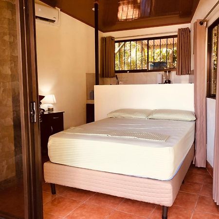 Casa Encantada Offers You Two-Bedroom House, 1 Tiny Apartment & 3 Double Rooms 曼努埃尔安东尼奥 外观 照片