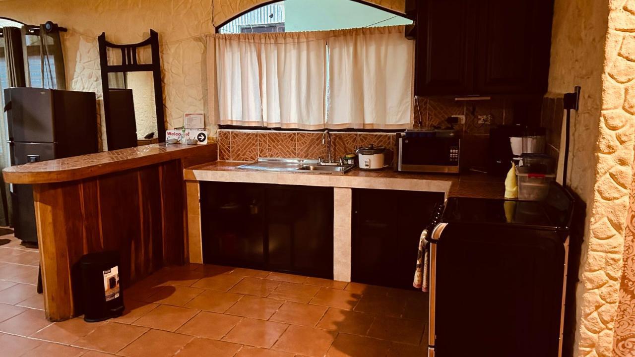 Casa Encantada Offers You Two-Bedroom House, 1 Tiny Apartment & 3 Double Rooms 曼努埃尔安东尼奥 外观 照片
