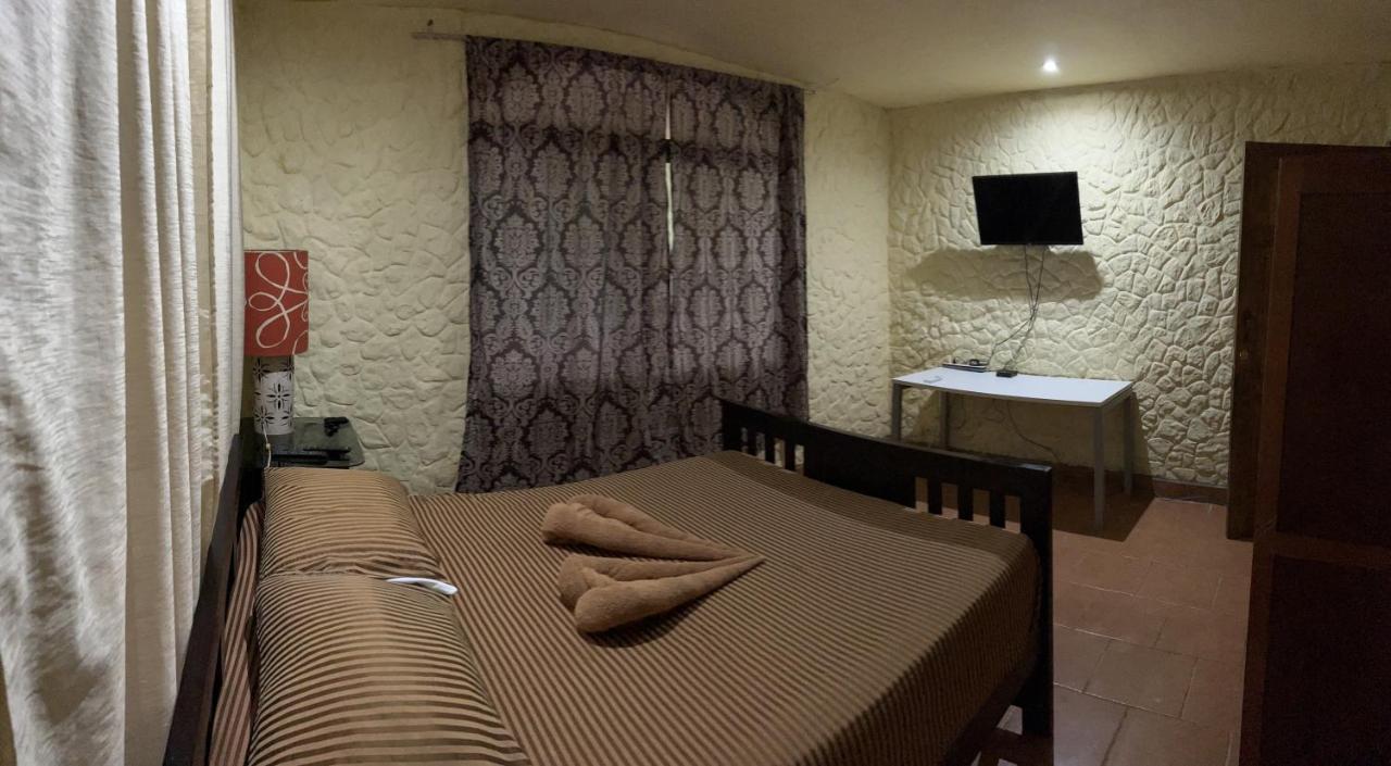 Casa Encantada Offers You Two-Bedroom House, 1 Tiny Apartment & 3 Double Rooms 曼努埃尔安东尼奥 外观 照片