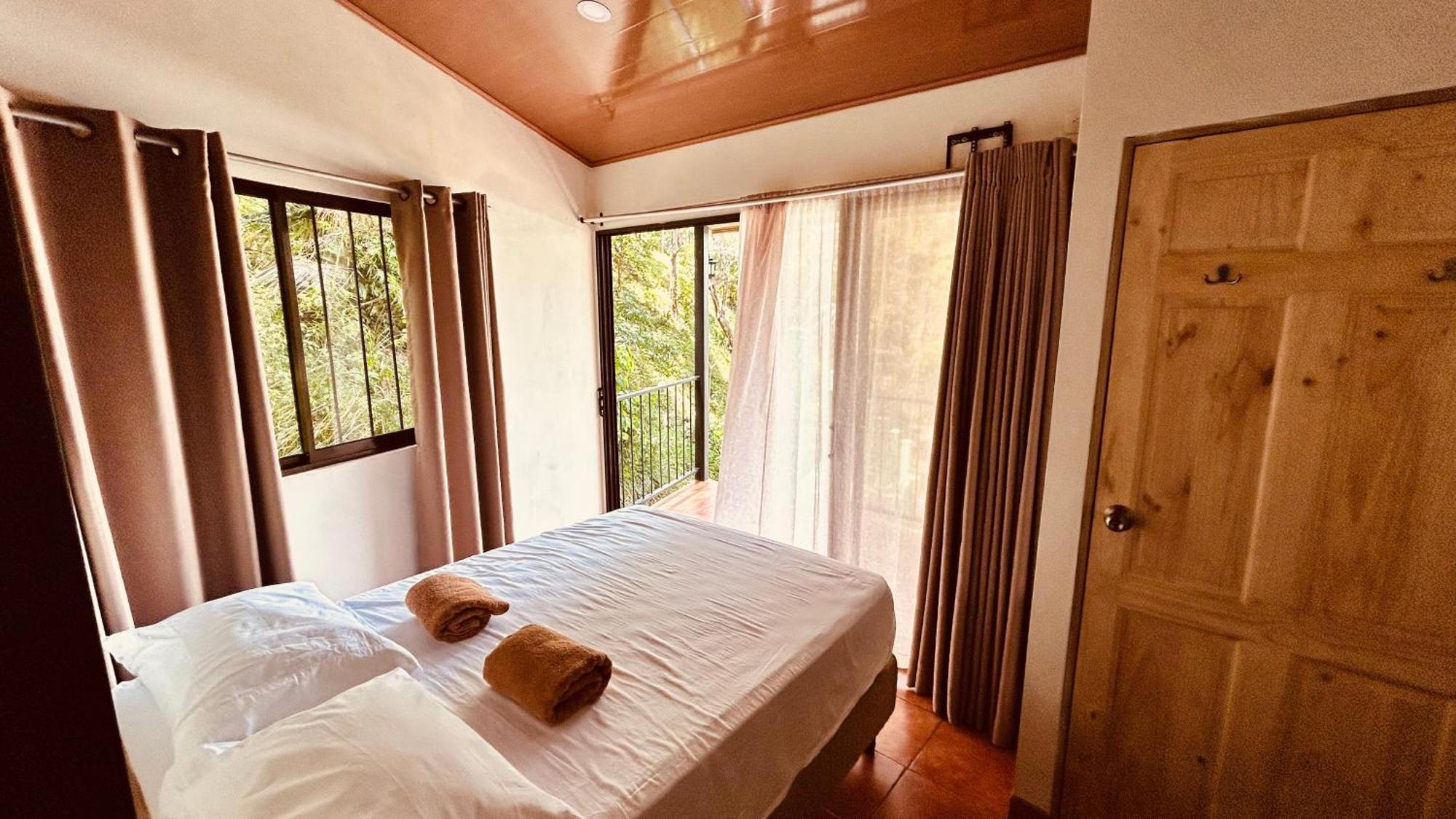 Casa Encantada Offers You Two-Bedroom House, 1 Tiny Apartment & 3 Double Rooms 曼努埃尔安东尼奥 外观 照片