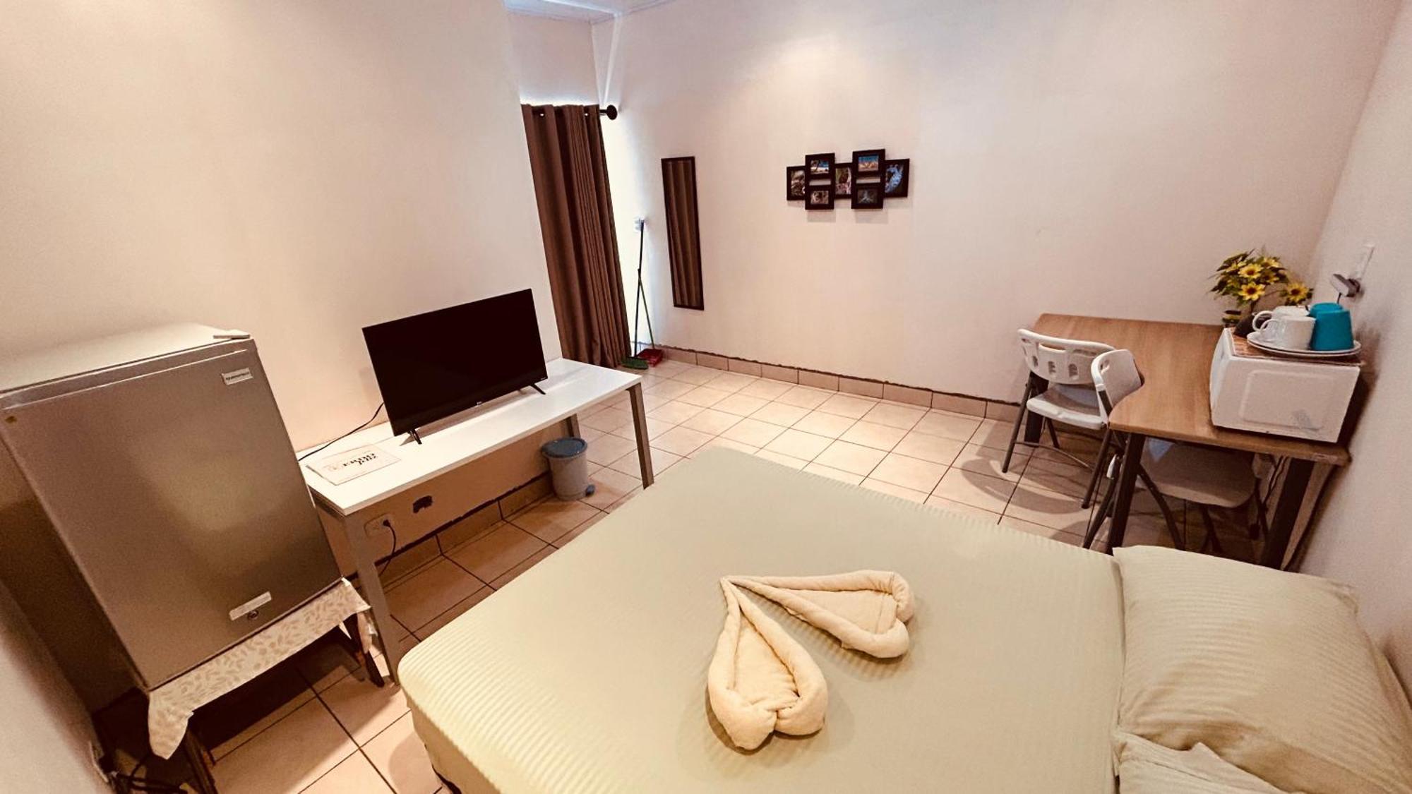 Casa Encantada Offers You Two-Bedroom House, 1 Tiny Apartment & 3 Double Rooms 曼努埃尔安东尼奥 外观 照片