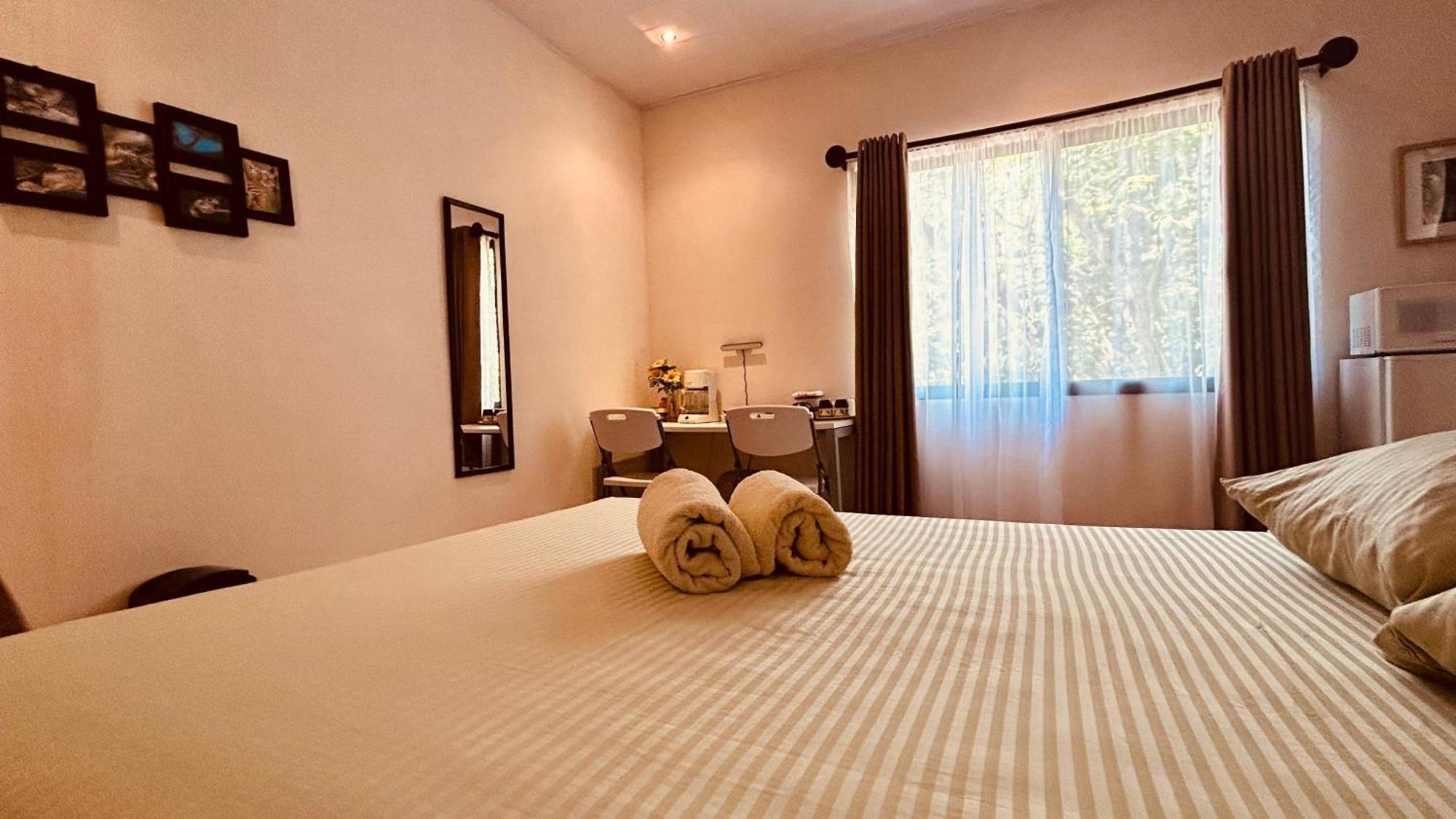 Casa Encantada Offers You Two-Bedroom House, 1 Tiny Apartment & 3 Double Rooms 曼努埃尔安东尼奥 外观 照片