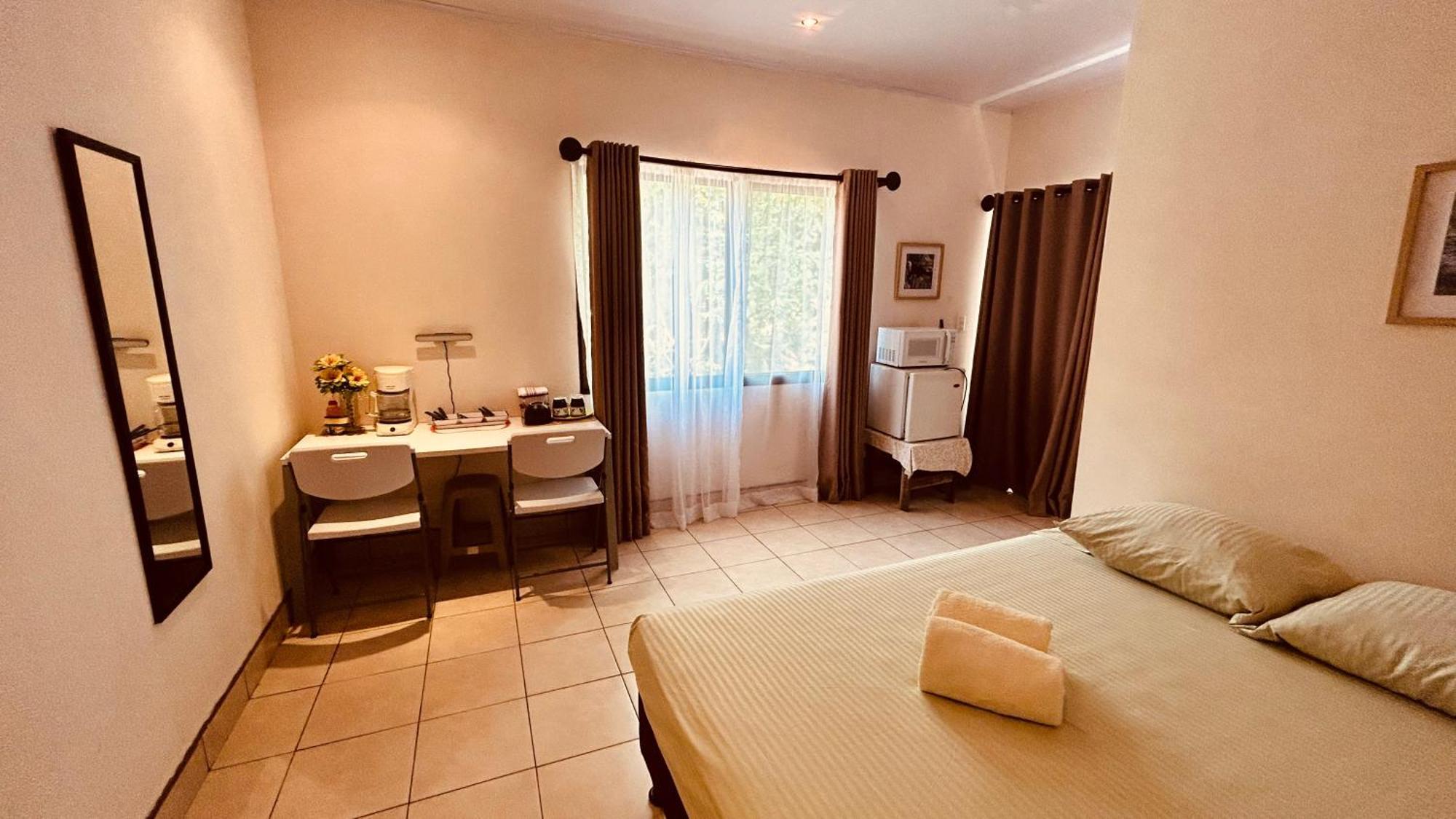 Casa Encantada Offers You Two-Bedroom House, 1 Tiny Apartment & 3 Double Rooms 曼努埃尔安东尼奥 外观 照片